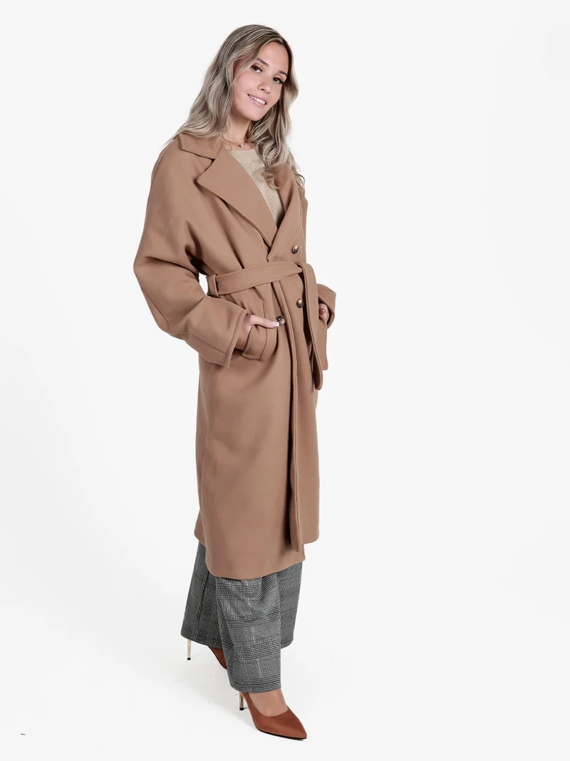 Cappotto lungo da donna con chiusura a doppiopetto - cammello