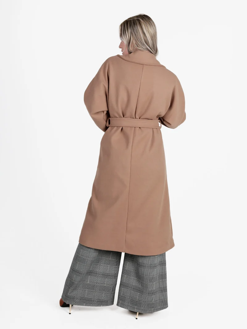 Cappotto lungo da donna con chiusura a doppiopetto - cammello