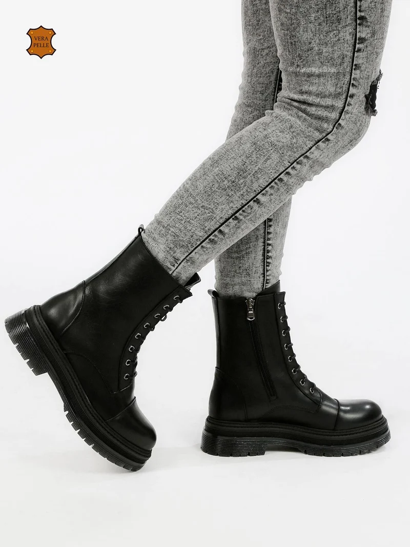 Anfibi in pelle da donna stringati - nero