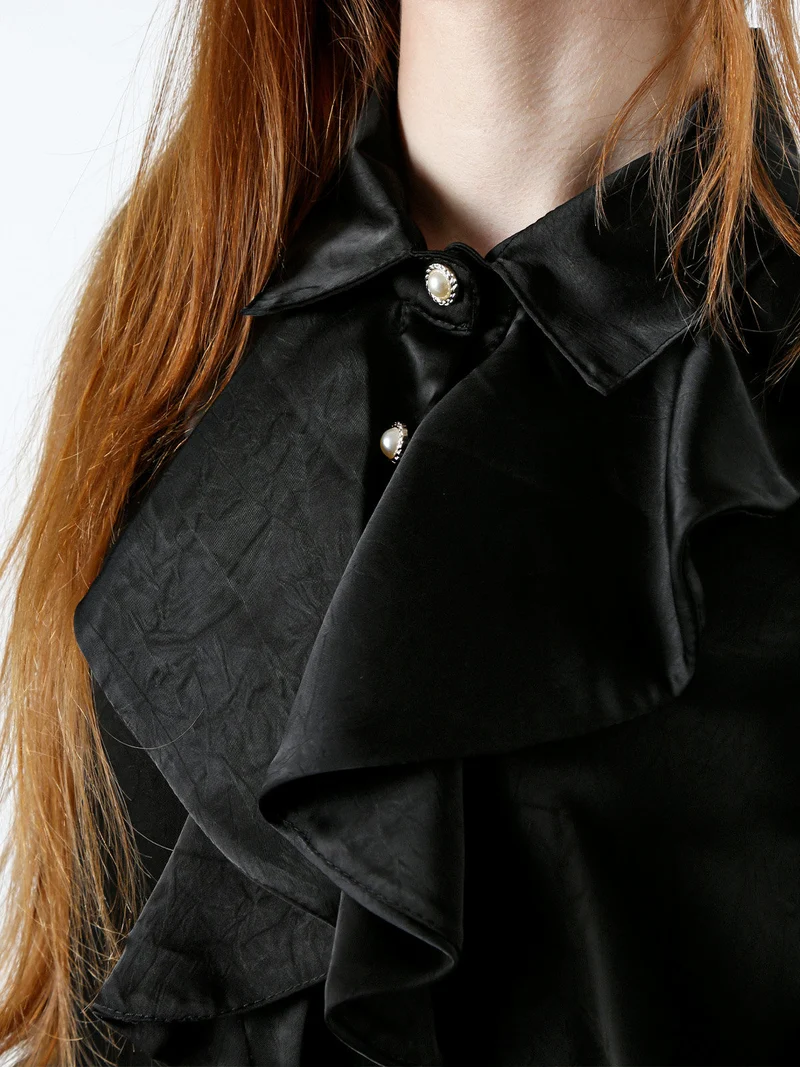 Blusa donna con bottoni di perle e volant sullo scollo - nero