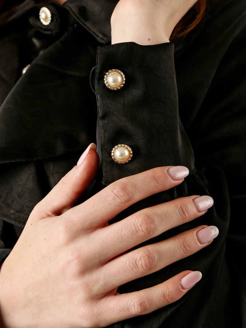 Blusa donna con bottoni di perle e volant sullo scollo - nero