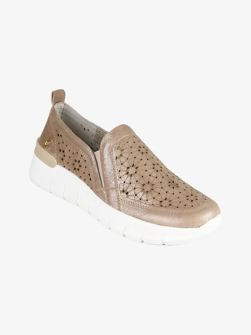 Mocassini in pelle traforata da donna con zeppa - beige