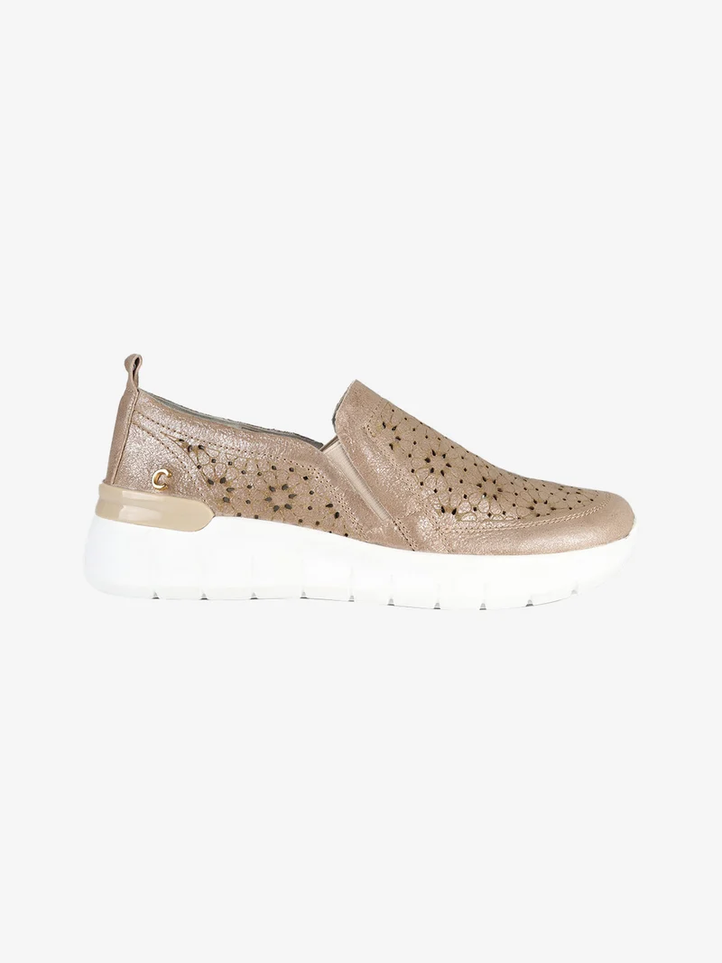 Mocassini in pelle traforata da donna con zeppa - beige