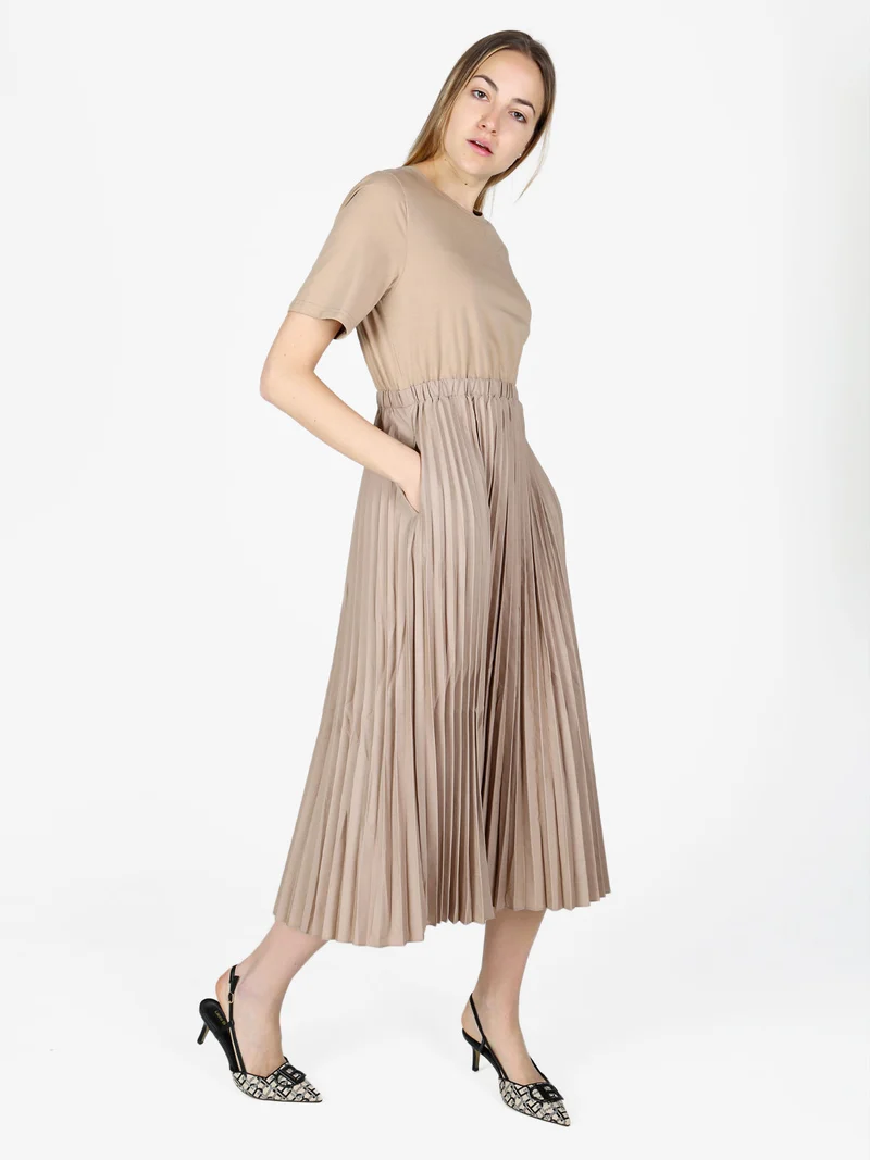 Abito lungo da donna in cotone a maniche corte con gonna plisssettata - khaki