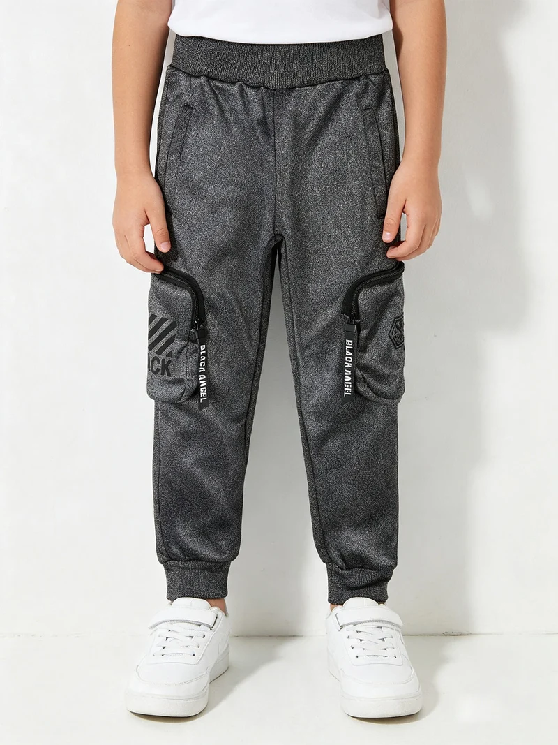 Pantaloni da bambino con tasconi laterali e polsini - grigio