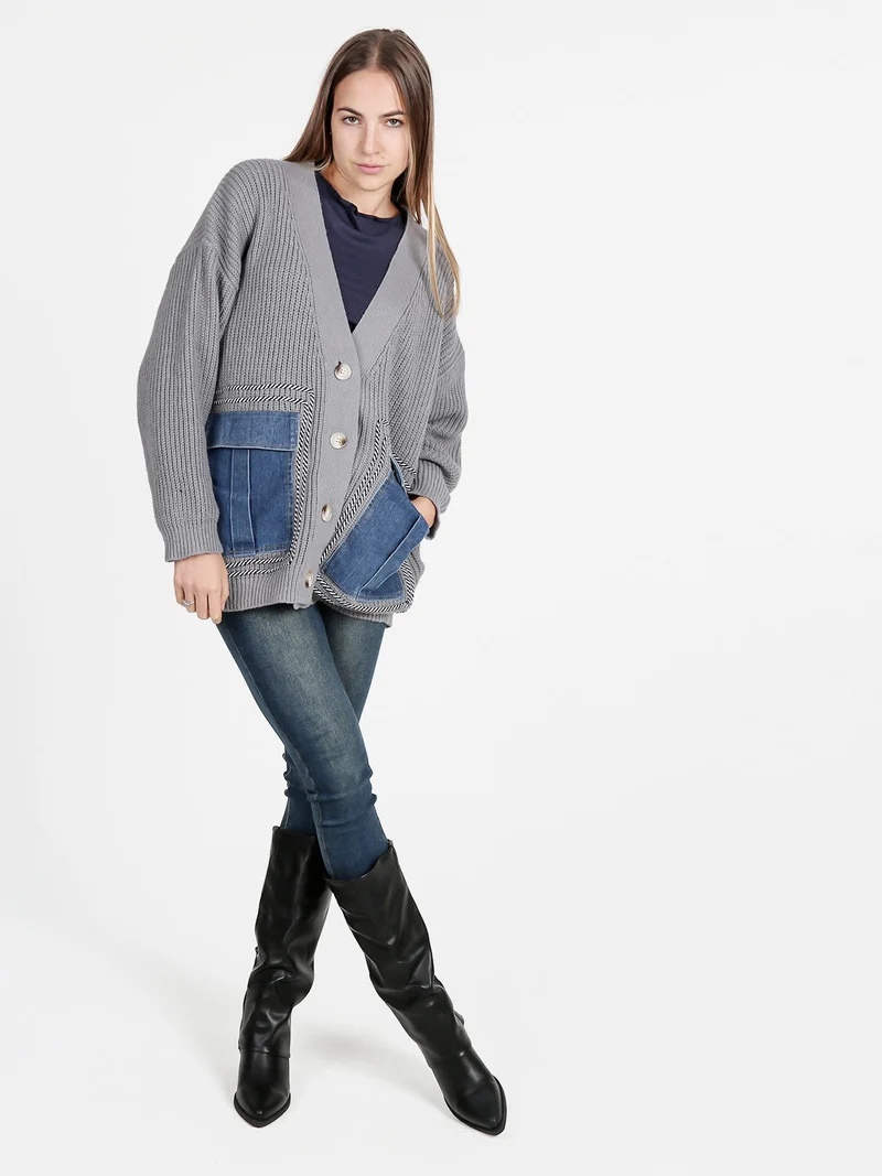 Cardigan donna ovesize in maglia con tasche in jeans - grigio