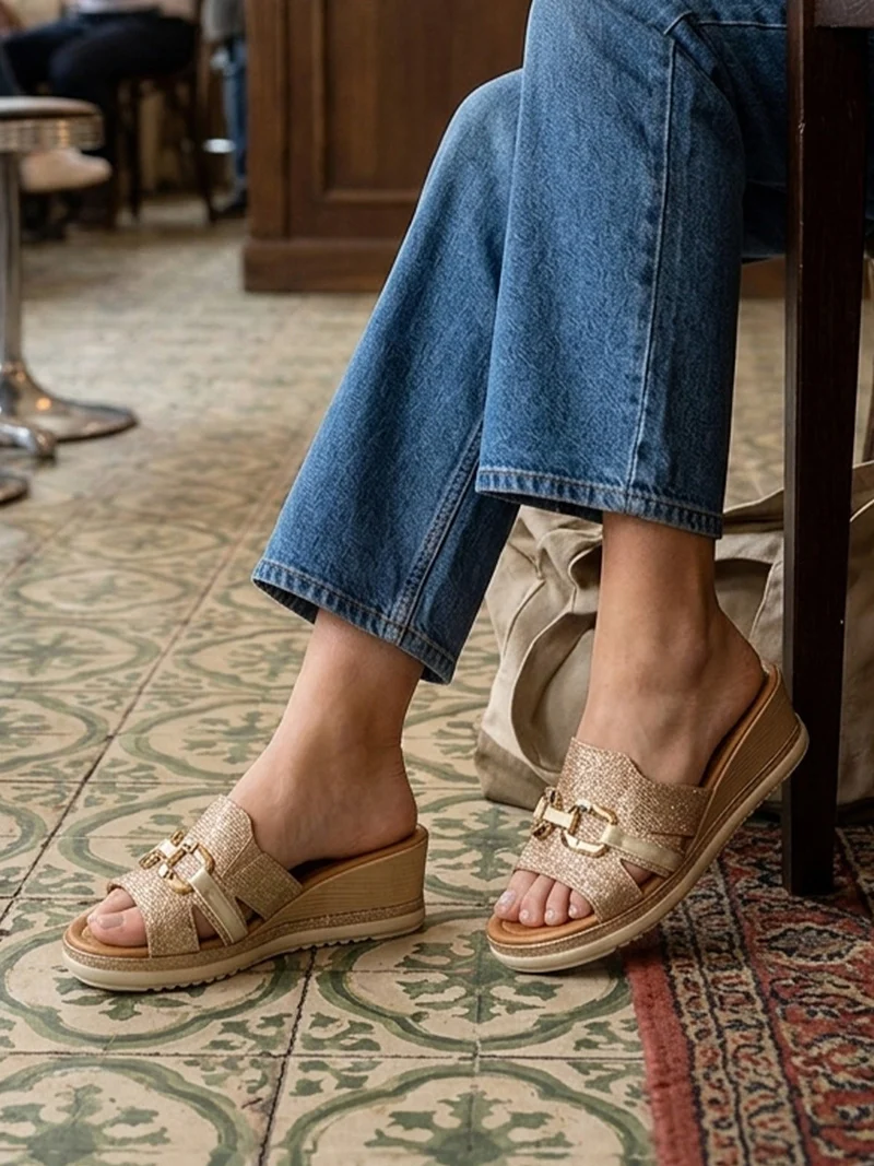 Ciabatte donna con zeppa e accessorio - platino