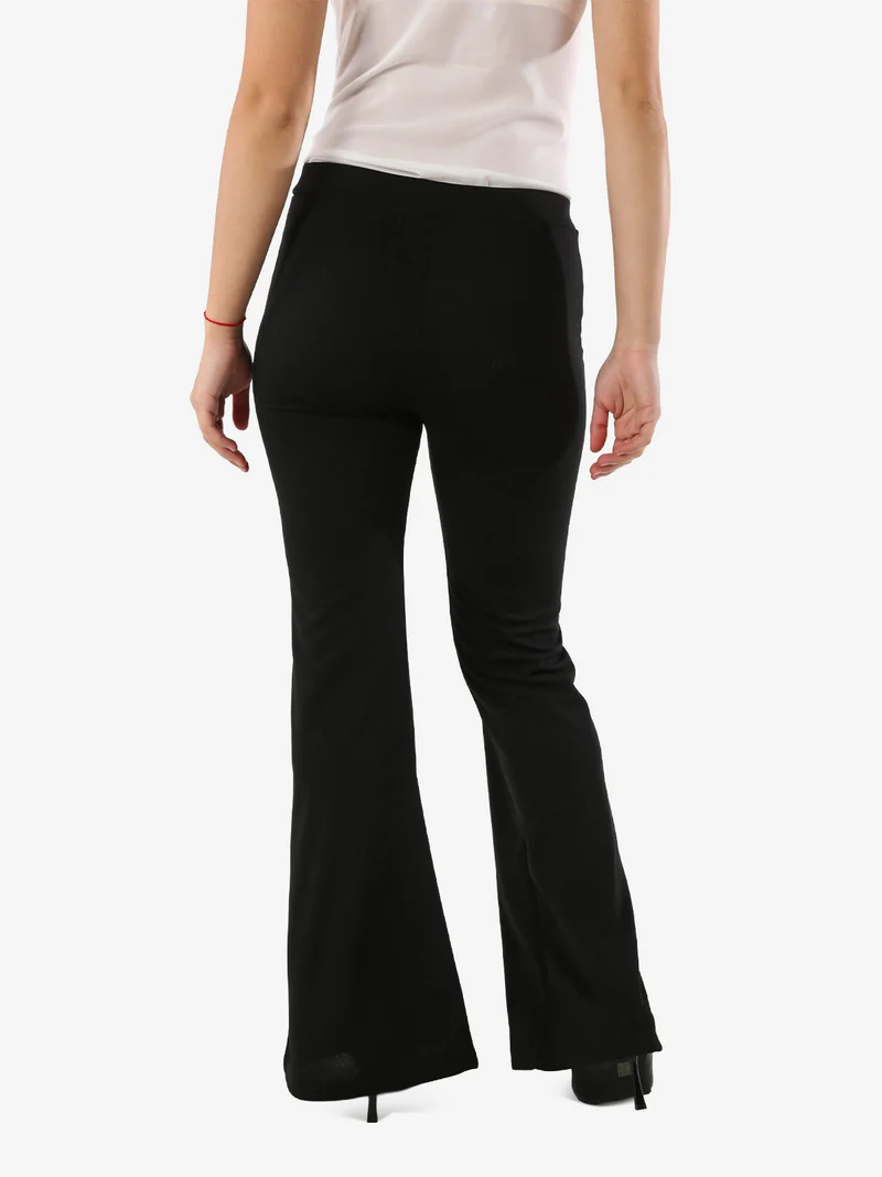 Pantaloni eleganti da donna con finale a zampa - nero
