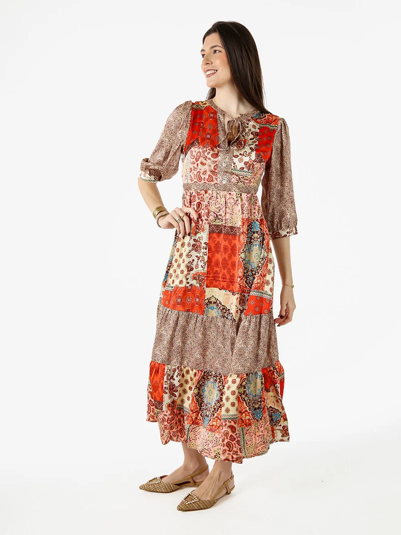 Abito lungo da donna con stampe colorate e maniche a 3/4 - arancione