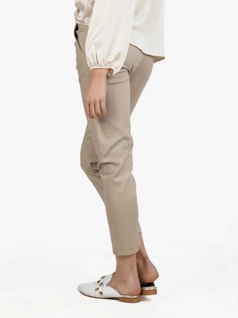 Pantaloni classici da donna a sigaretta - beige