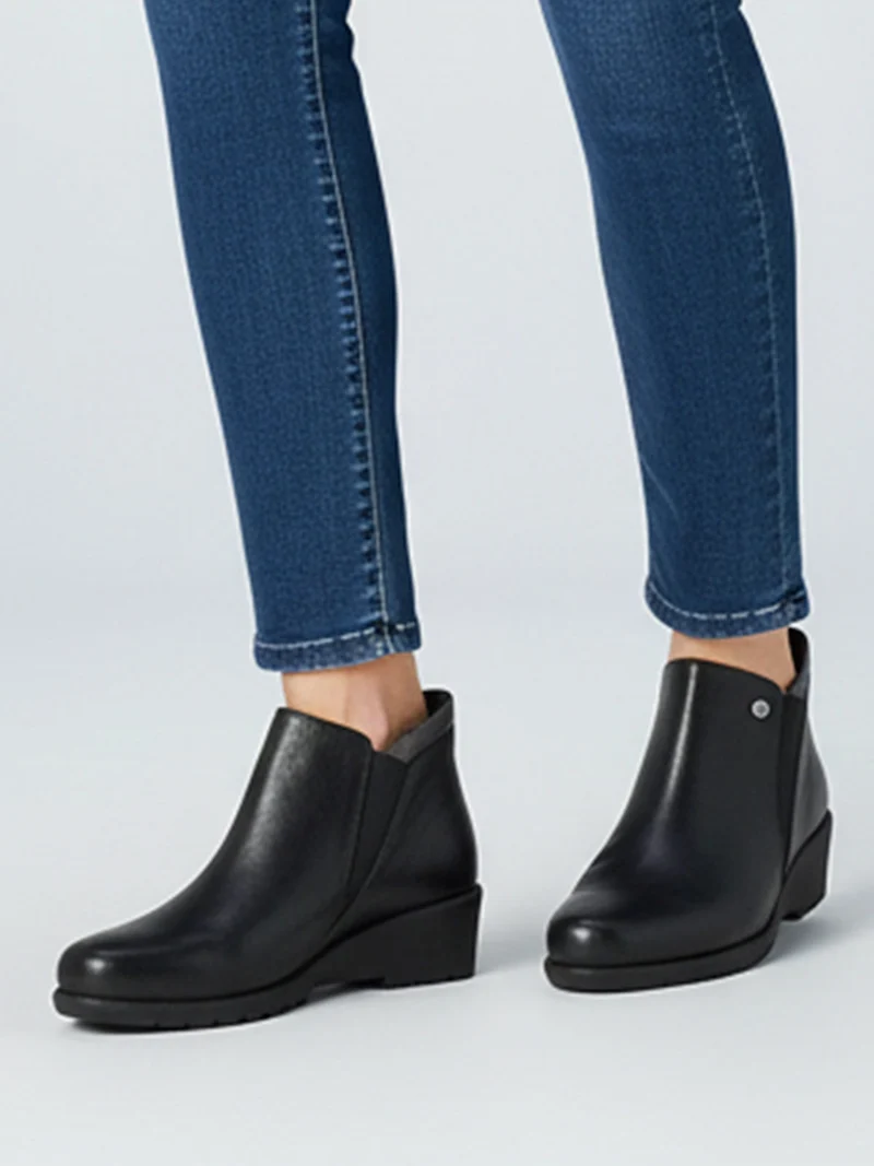 Stivaletti donna in pelle con zeppa - nero
