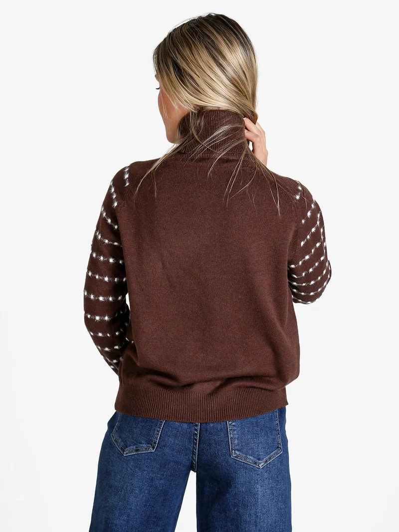 Maglione dolcevita da donna con dettagli pelosi - moro