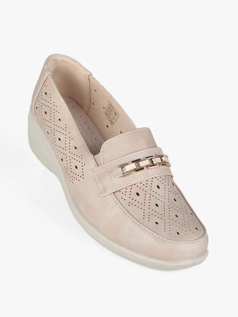 Mocassini con fibbia e zeppa da donna - beige