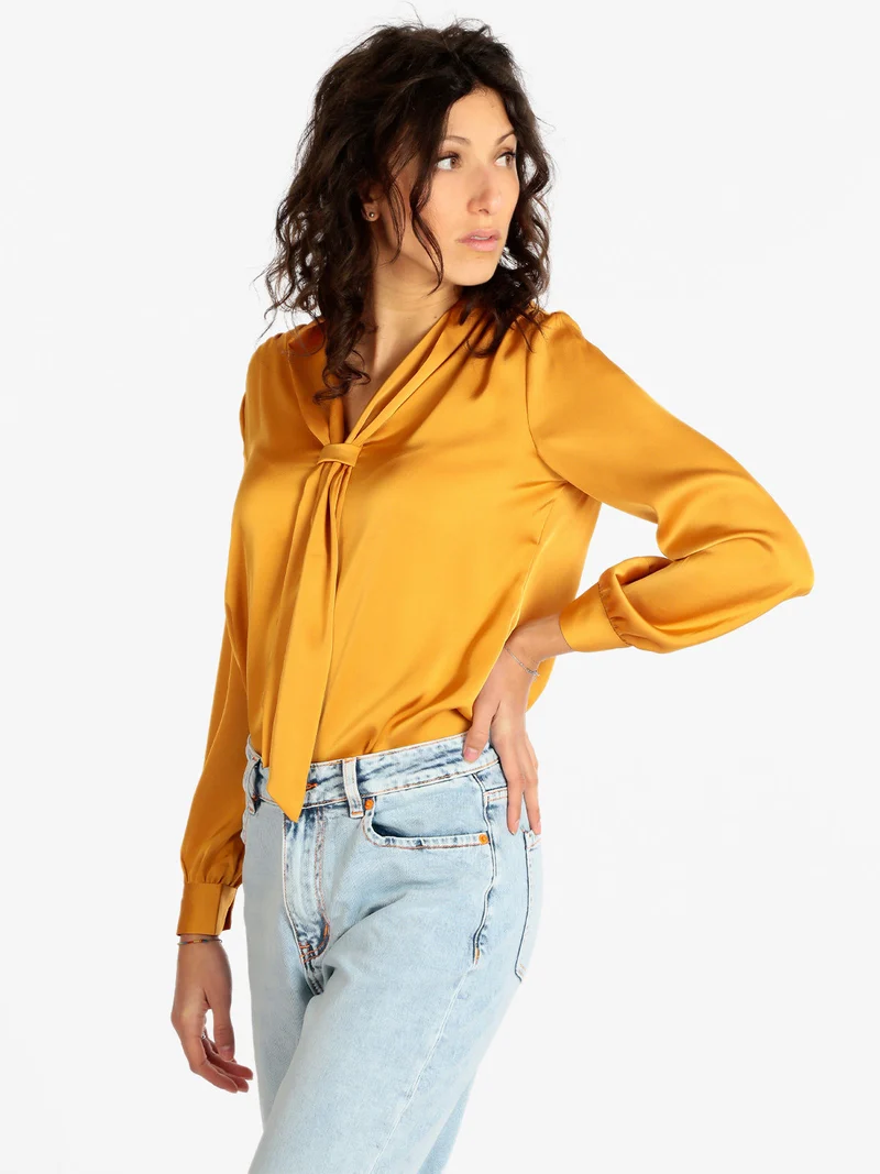 Blusa donna in raso con cravatta - senape