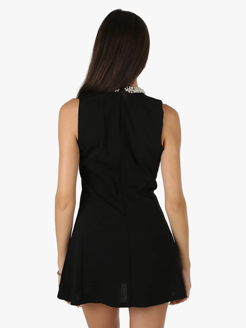 Abito smanicato da donna con scollo di perle - nero