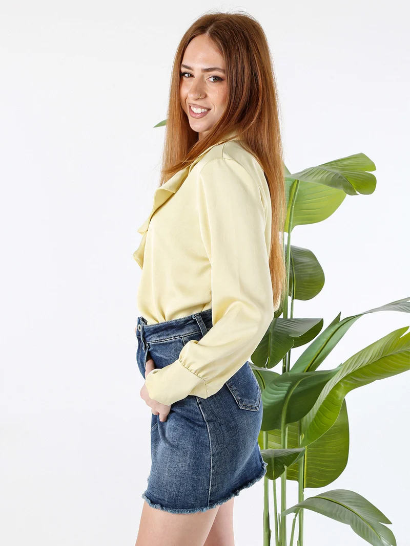 Blusa donna con bottoni di perle e volant sullo scollo - giallo