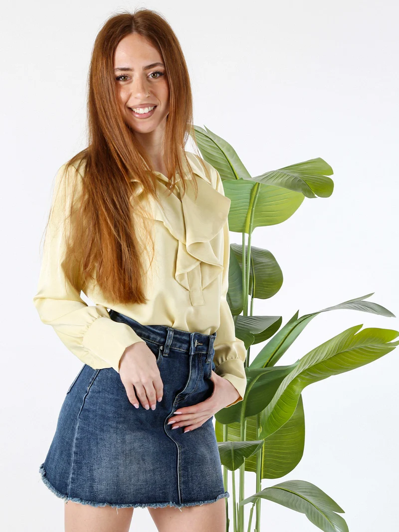 Blusa donna con bottoni di perle e volant sullo scollo - giallo