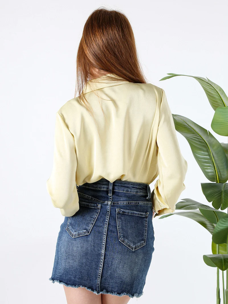 Blusa donna con bottoni di perle e volant sullo scollo - giallo