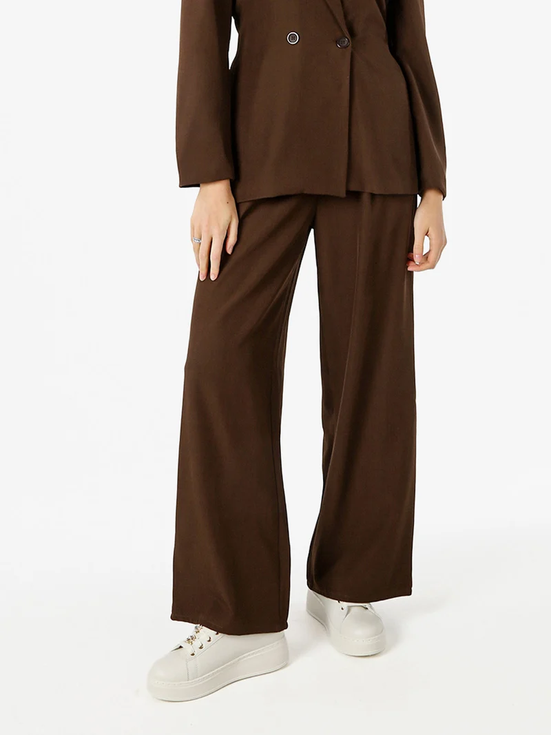 Pantaloni da donna a gamba larga e dritta - marrone