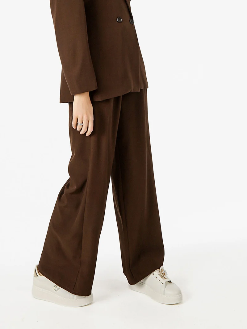 Pantaloni da donna a gamba larga e dritta - marrone