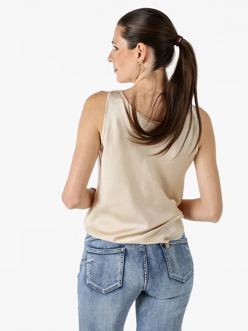 Top donna smanicato con scollo a cascata in tessuto effetto raso - beige