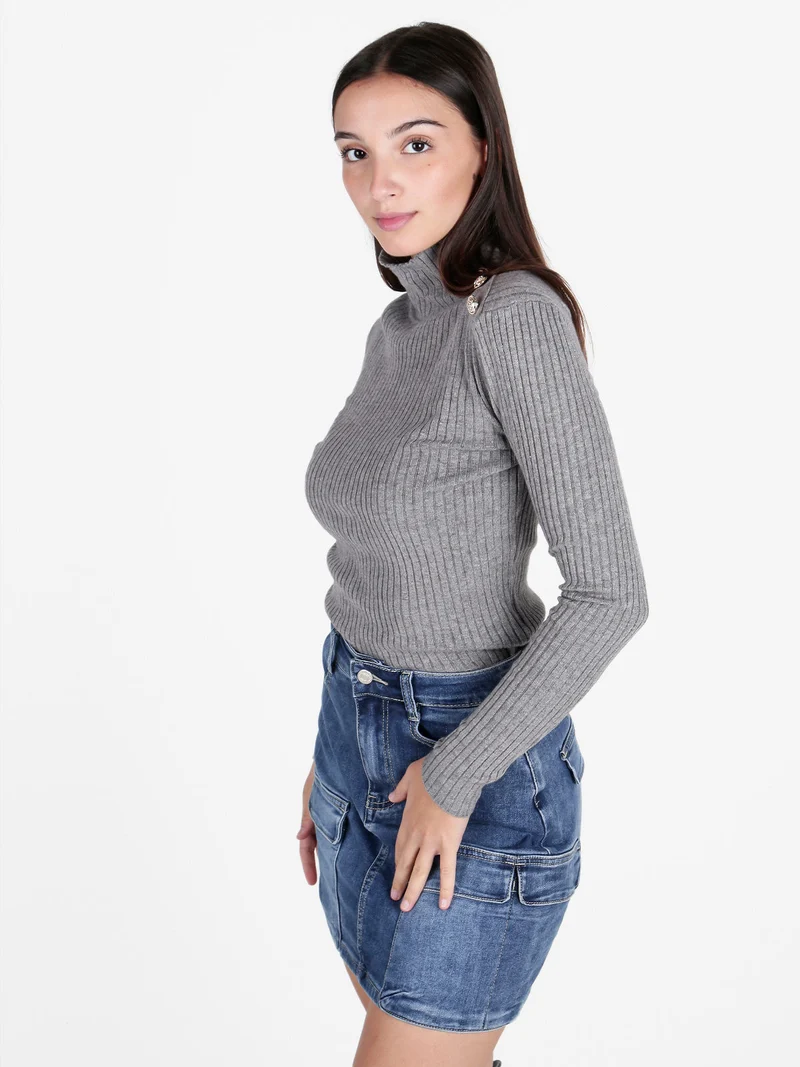 Pullover donna dolcevita in maglia con bottoni decorativi sulla spalla - grigio