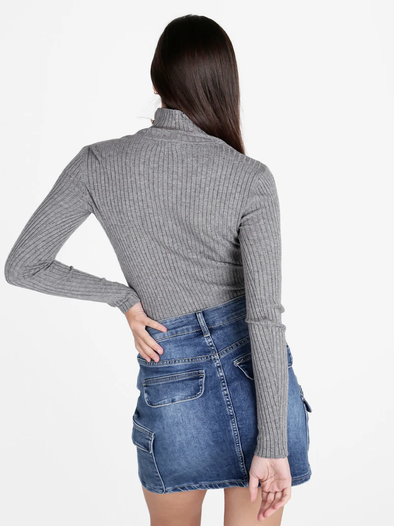 Pullover donna dolcevita in maglia con bottoni decorativi sulla spalla - grigio