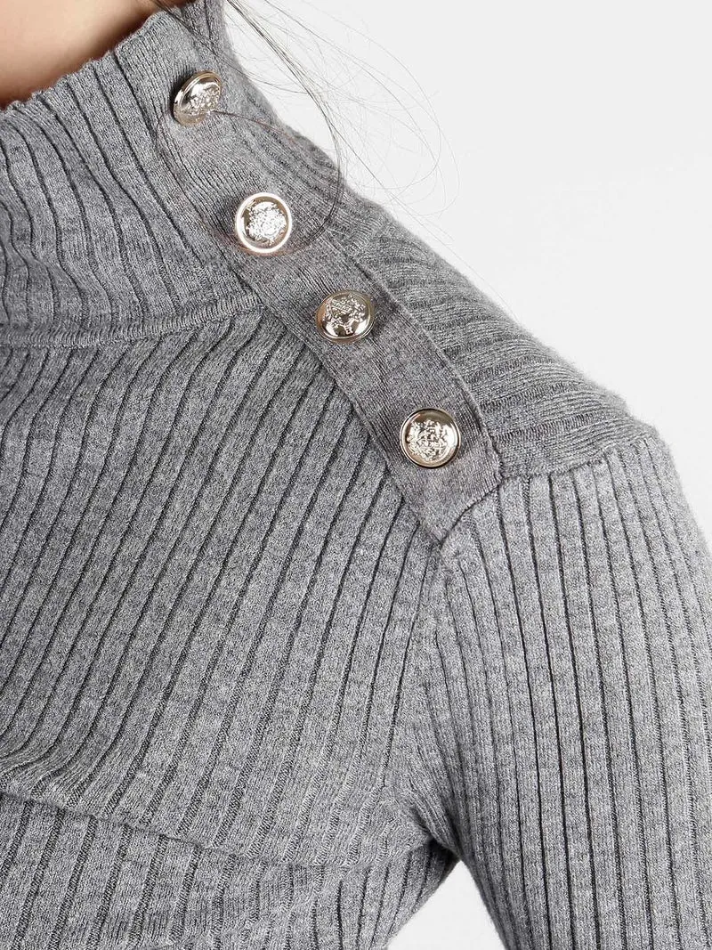 Pullover donna dolcevita in maglia con bottoni decorativi sulla spalla - grigio
