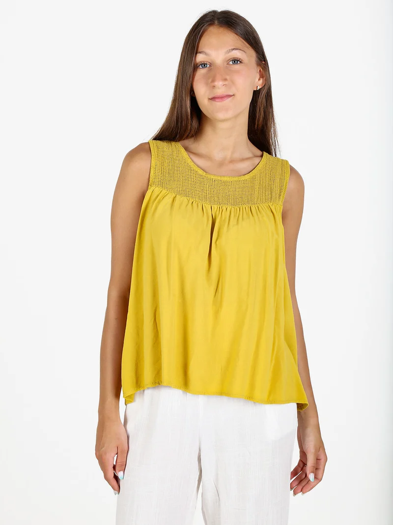 Top donna in viscosa con scollo traforato senape