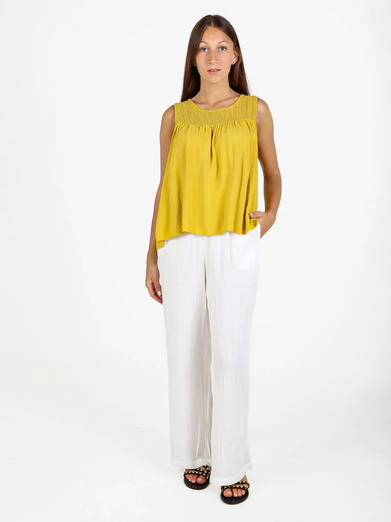 Top donna in viscosa con scollo traforato senape