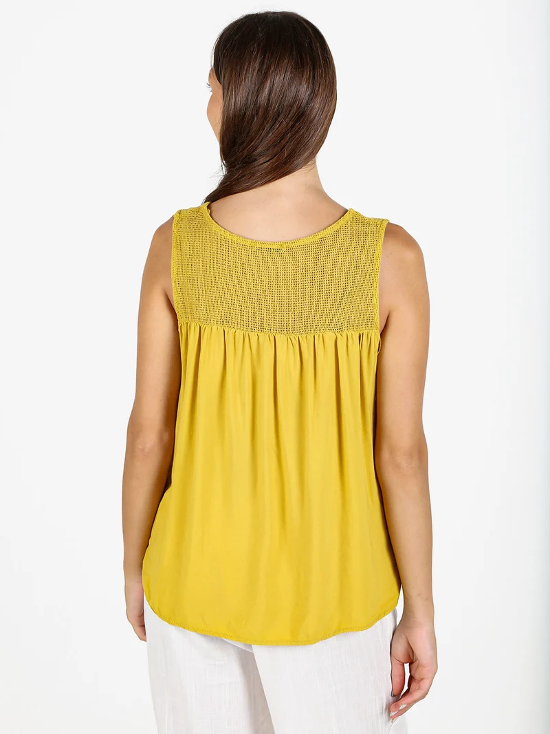 Top donna in viscosa con scollo traforato senape
