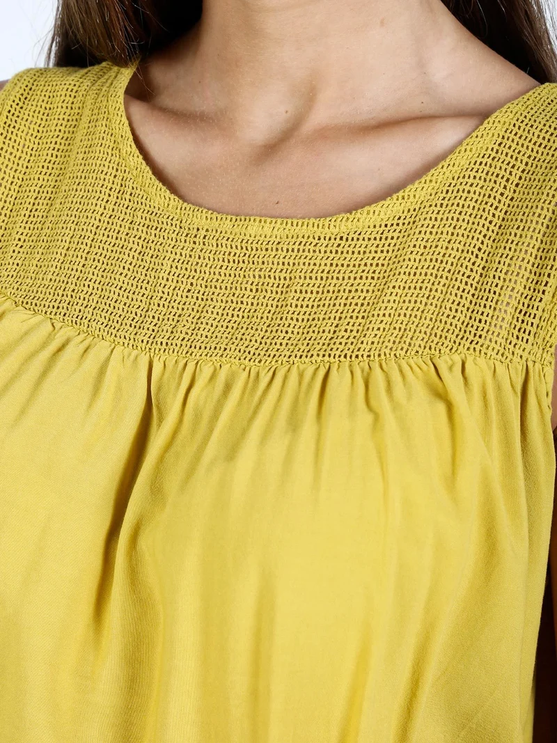 Top donna in viscosa con scollo traforato senape