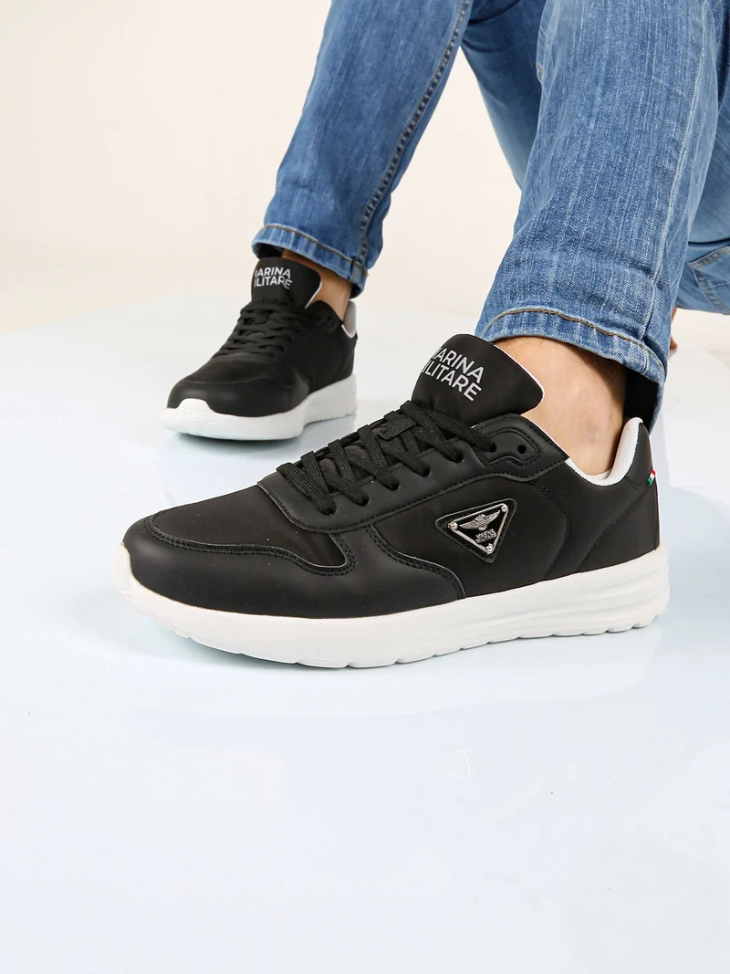 Sneakers stringate da uomo - nero