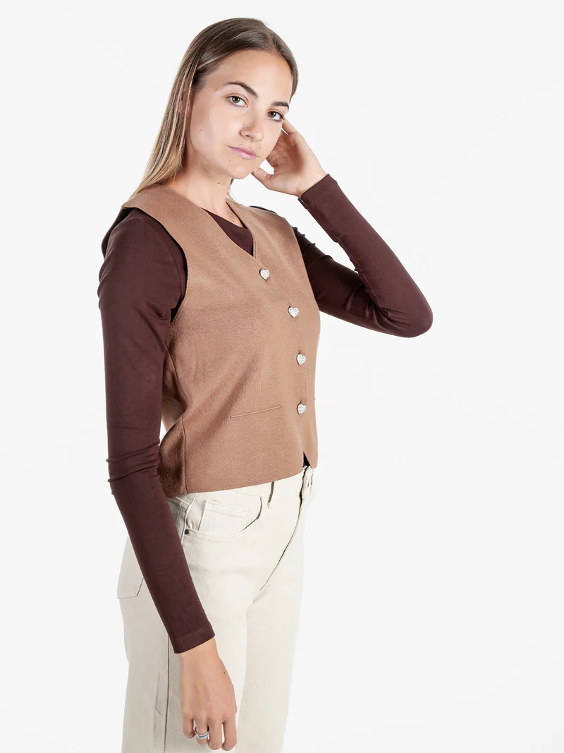Gilet donna in maglia con bottoni gioiello a cuore - cammello