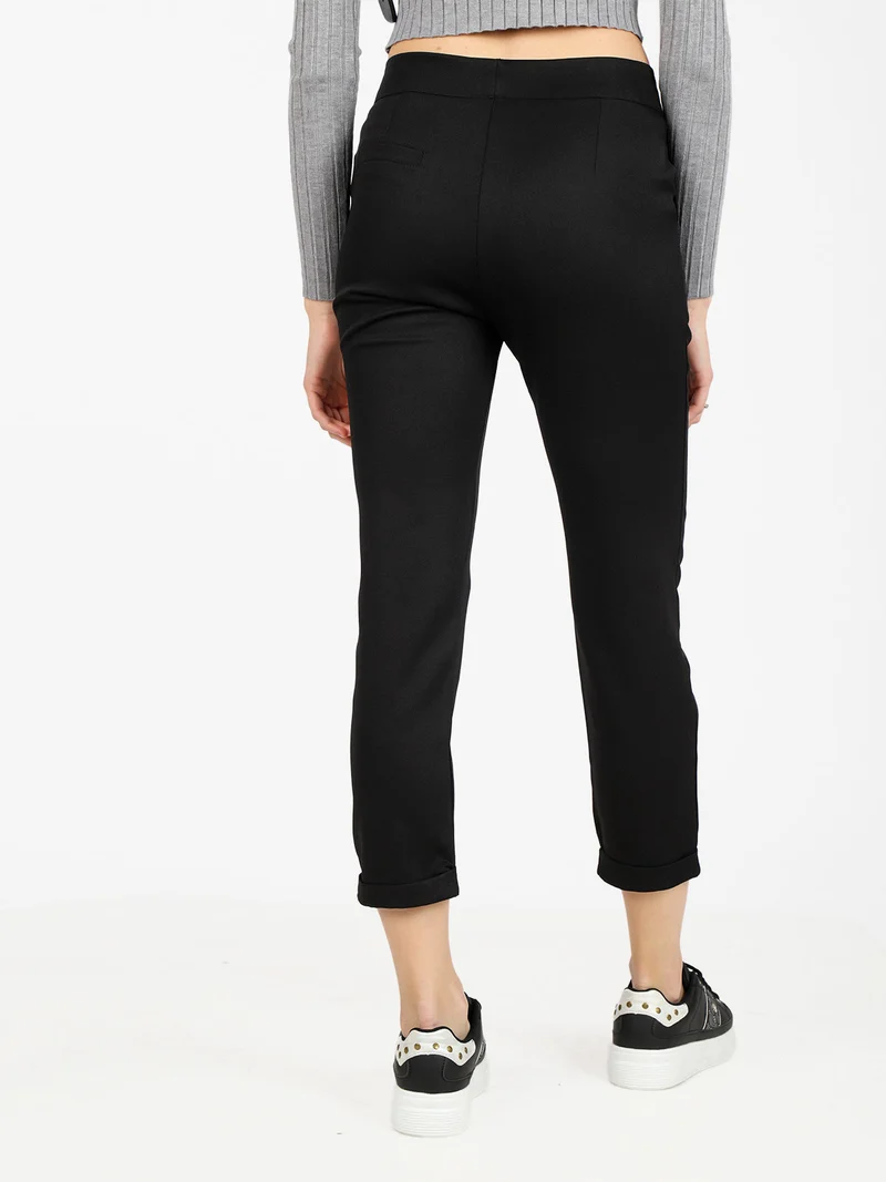 Pantaloni classici da donna a gamba dritta con risvolto finale - nero