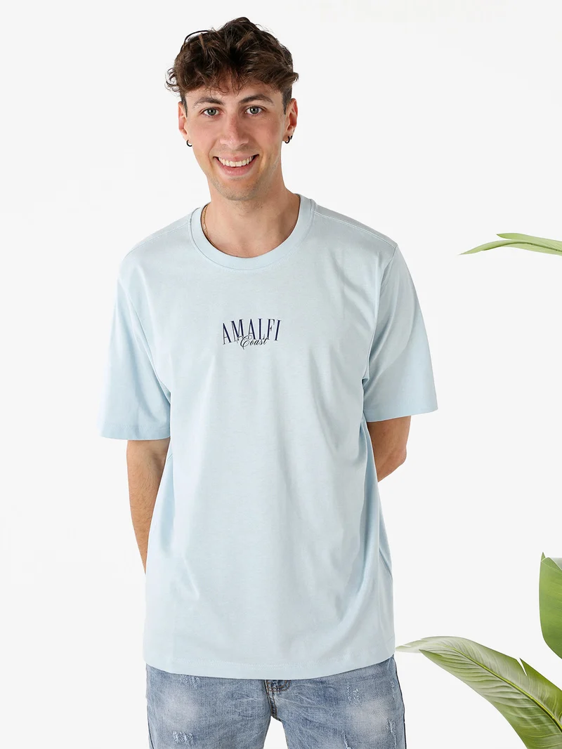 T-shirt in cotone da uomo con stampa AMALFI davanti e dietro - azzurro