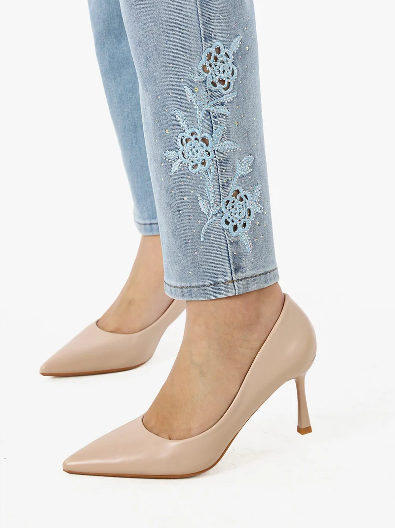 Jeans donna con ricami e strass sul finale - jeans