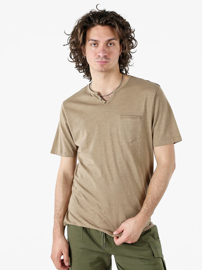 T-shirt da uomo in cotone con scollo V e taschino - taupe
