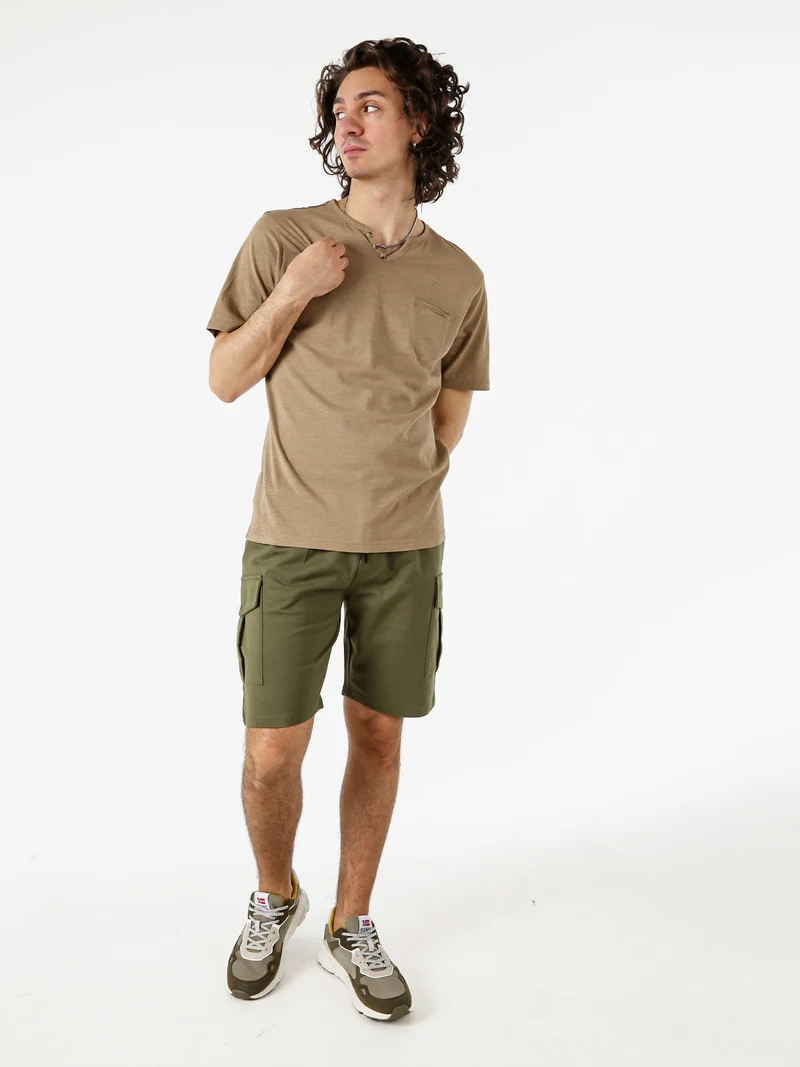 T-shirt da uomo in cotone con scollo V e taschino - taupe