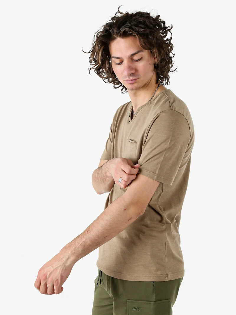 T-shirt da uomo in cotone con scollo V e taschino - taupe