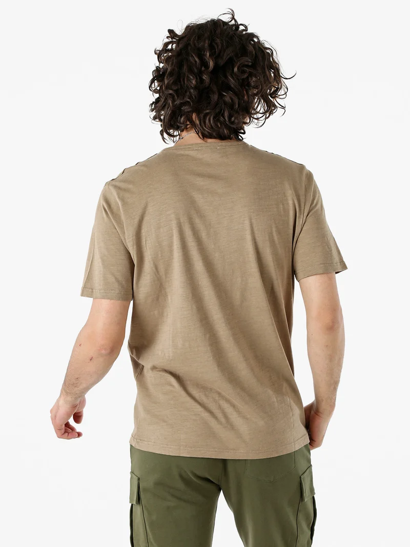 T-shirt da uomo in cotone con scollo V e taschino - taupe