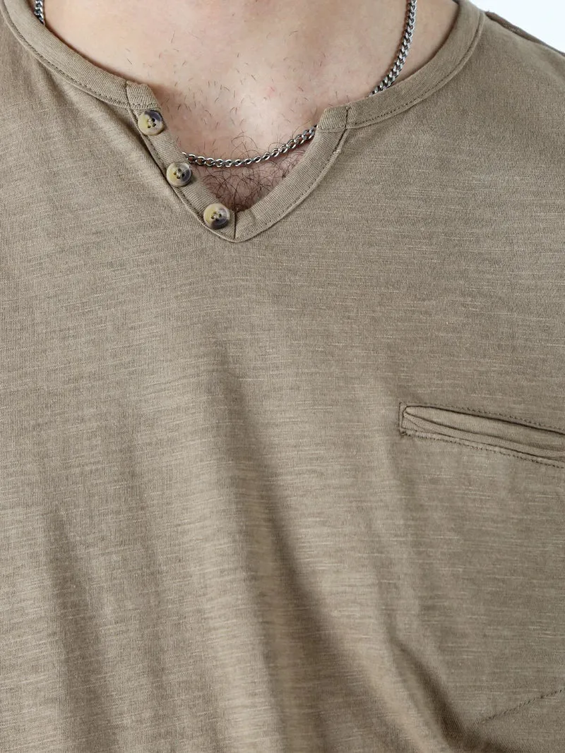 T-shirt da uomo in cotone con scollo V e taschino - taupe