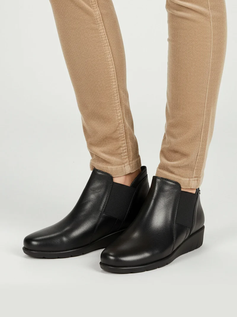 Stivaletti donna in pelle con zeppa - nero