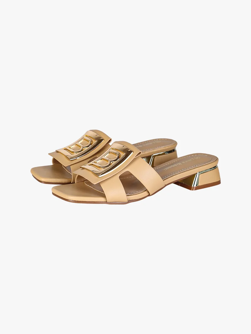 ciabatte donna in vernice con tacco basso e fascia decorativa con logo - nudo