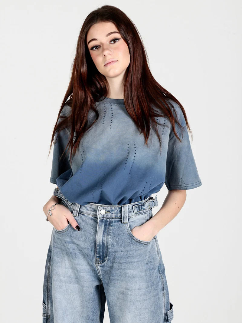 T-shirt donna oversize in cotone con buchi - jeans
