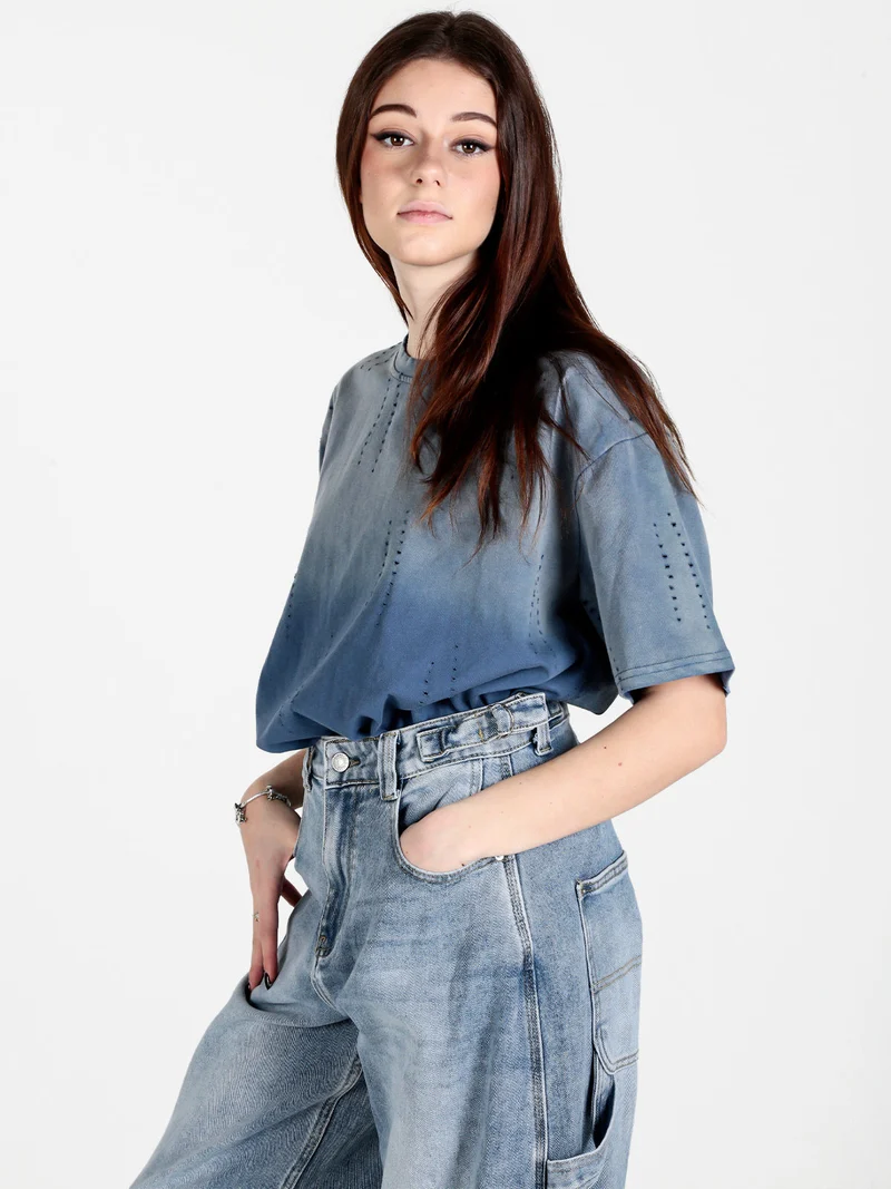 T-shirt donna oversize in cotone con buchi - jeans