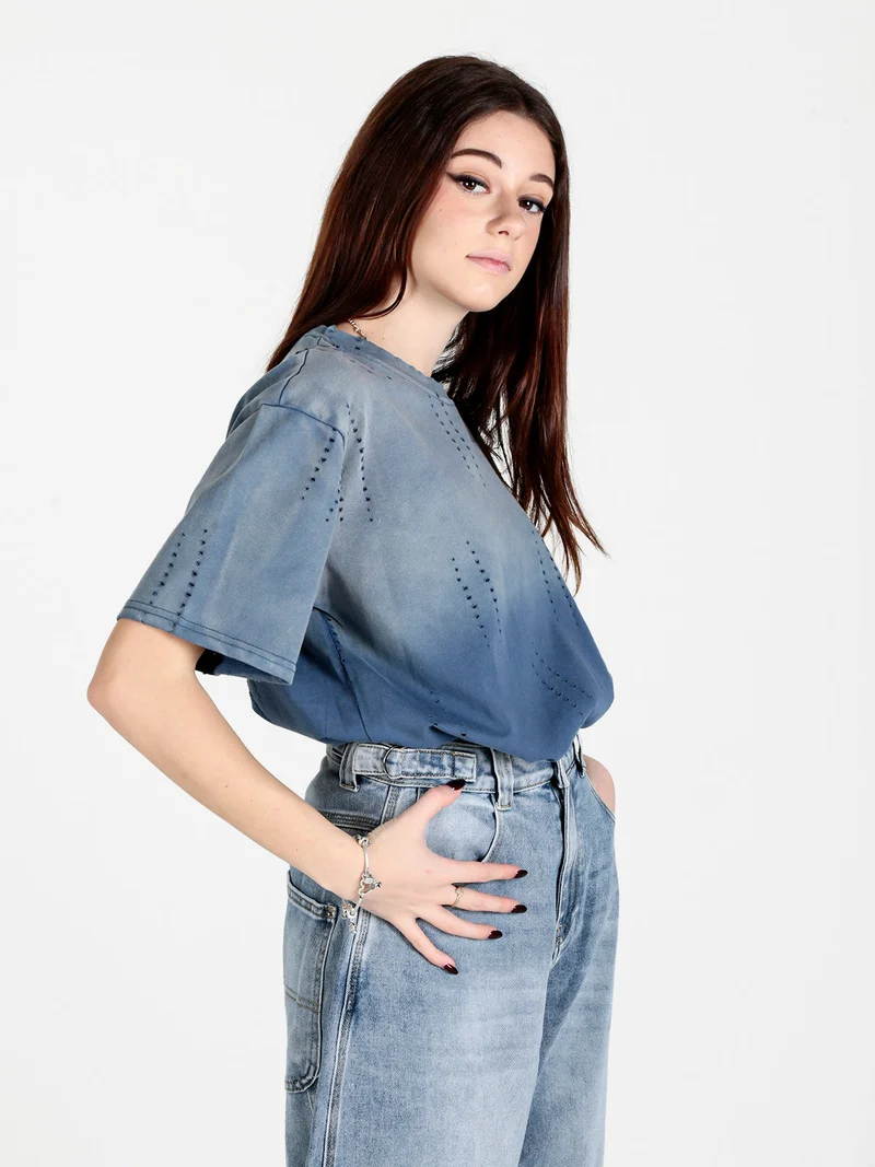 T-shirt donna oversize in cotone con buchi - jeans