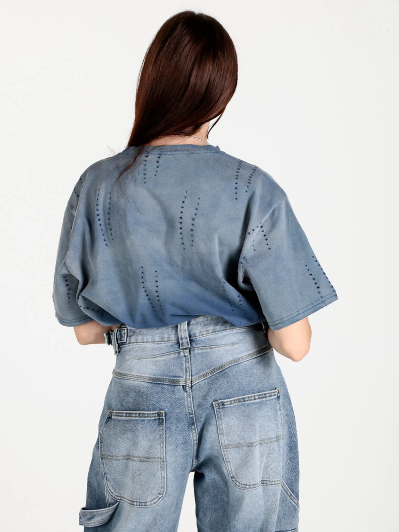 T-shirt donna oversize in cotone con buchi - jeans