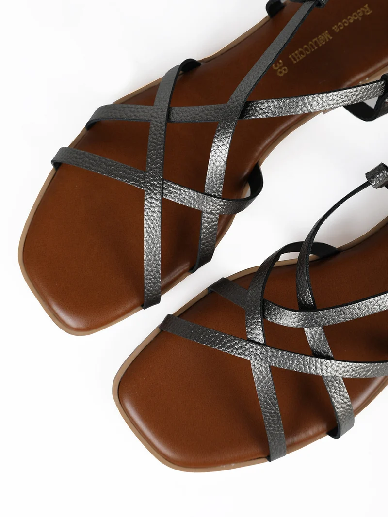 Sandali bassi in pelle da donna con fascette incrociate - grigio