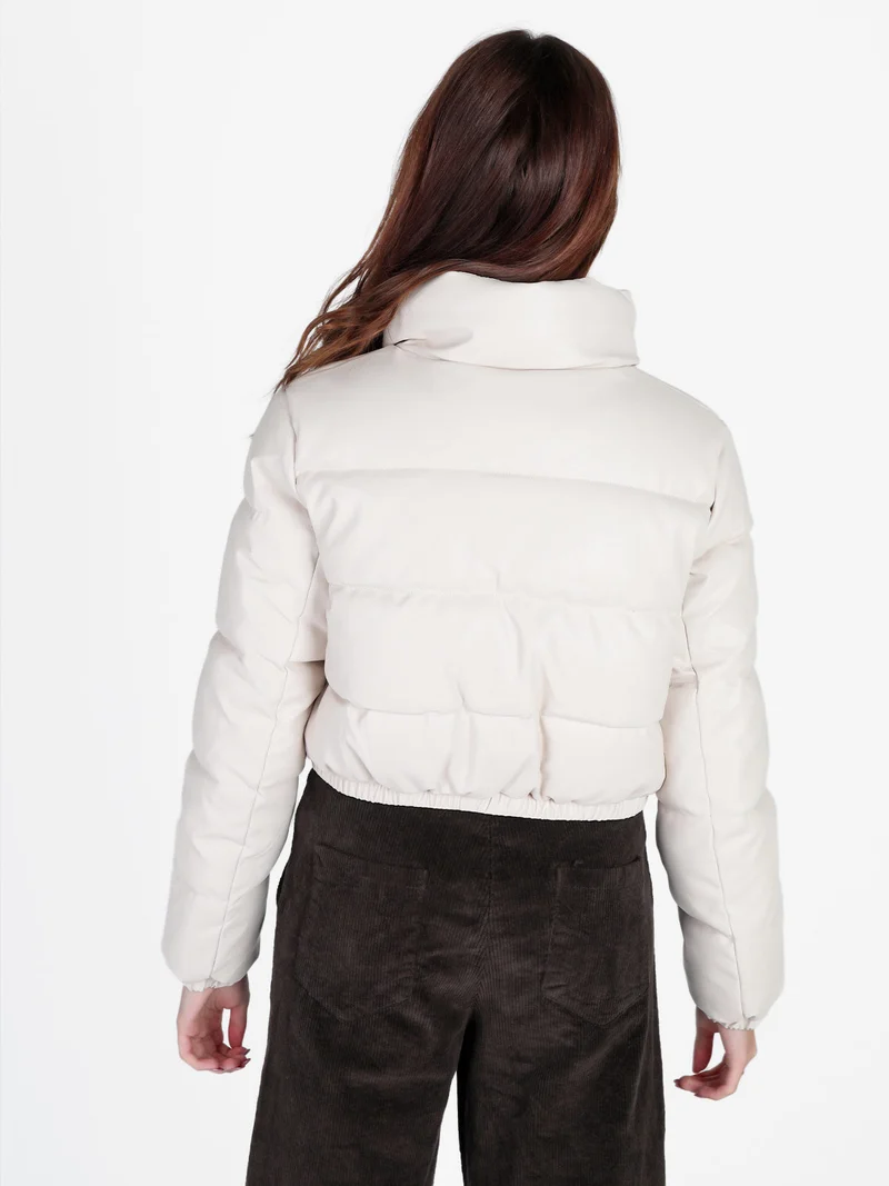 Piumino puffer cropped da donna in ecopelle - beige